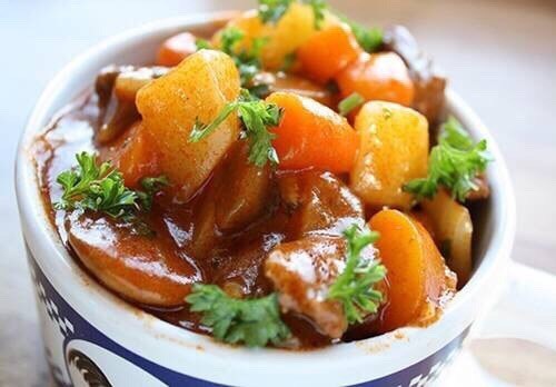 Món: Thịt bò hầm khoai tây cà rốt